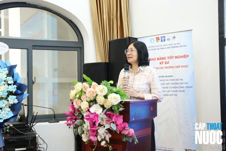 Gần 100 tân kỹ sư Khoa Kỹ thuật hạ tầng và Môi trường đô thị nhận bằng tốt nghiệp - Ảnh 1.