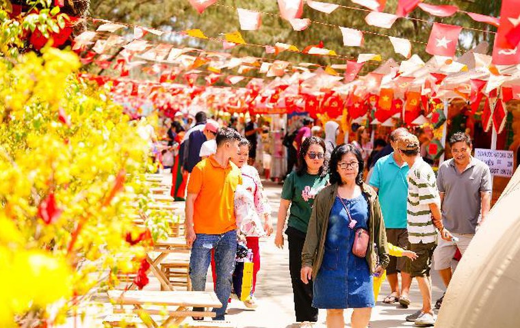 Lễ hội Xuân Cần Giờ 2026 thu hút hàng vạn du khách từ nhiều vùng miền và mọi lứa tuổi.