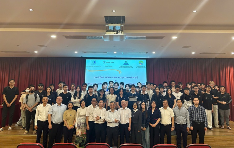 Sinh viên và giảng viên ngành Nước của Trường Đại học Xây dựng Hà Nội chụp ảnh lưu niệm cùng doanh nghiệp ngành Nước.