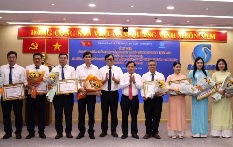 Lãnh đạo SAWACO tuyên dương khen thưởng các đơn vị có nhiều thành tích đóng góp cho tổng công ty. Ảnh: SAWACO Lãnh đạo SAWACO tuyên dương khen thưởng các đơn vị có nhiều thành tích đóng góp cho tổng công ty. Ảnh: SAWACO