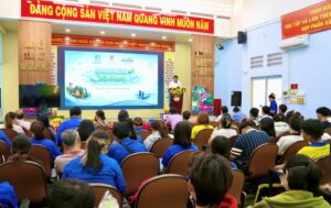 Người dân và đoàn viên thanh niên phường Cầu Kiệu tích cực tham gia chương trình.