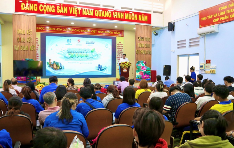 Người dân và đoàn viên thanh niên phường Cầu Kiệu tích cực tham gia chương trình.