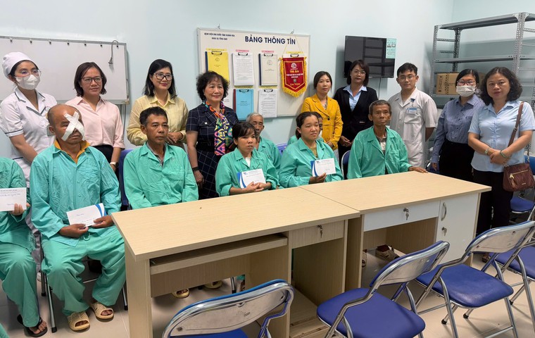 CLB Lãnh đạo nữ ngành Nước Việt Nam phối hợp cùng CLB Lãnh đạo nữ miền Trung - Tây Nguyên đến thăm và trao quà cho các bệnh nhân đang điều trị tại Bệnh viện Ung bướu Khánh Hòa. CLB Lãnh đạo nữ ngành Nước Việt Nam phối hợp cùng CLB Lãnh đạo nữ miền Trung - Tây Nguyên đến thăm và trao quà cho các bệnh nhân đang điều trị tại Bệnh viện Ung bướu Khánh Hòa.