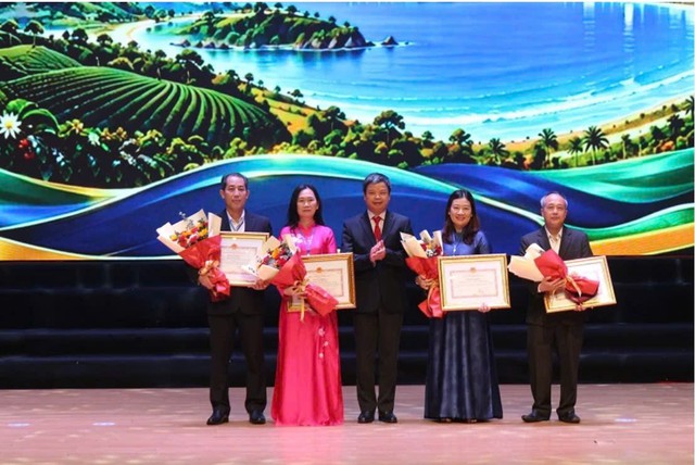 Cấp thoát nước Gia Lai nhận Bằng khen về thành tích sản xuất kinh doanh - Ảnh 1.